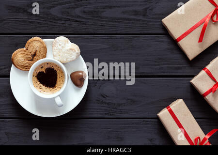 Valentines Day Konzept verpackt Geschenke Kaffee mit Süßigkeiten auf Holz Stockfoto