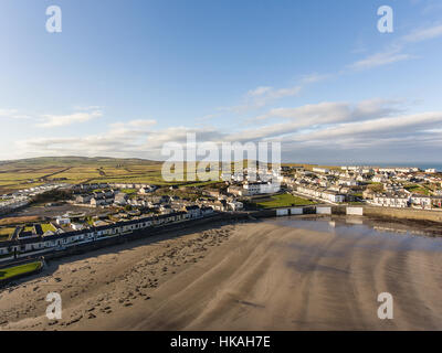 West Küste von Irland Top Sommerstrand. Kilkee Strand und Stadt in der Grafschaft Clare. malerische Kilkee an einem sonnigen Tag. Luftaufnahme. Stockfoto