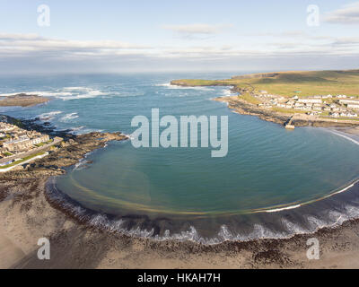 West Küste von Irland Top Sommerstrand. Kilkee Strand und Stadt in der Grafschaft Clare. malerische Kilkee an einem sonnigen Tag. Luftaufnahme. Stockfoto