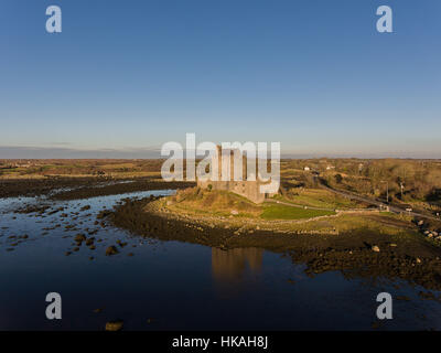 Aerial Dunguaire Castle Abendsonne, in der Nähe von Kinvarra im County Galway, Irland - wilden Atlantik Weg Route. Berühmten öffentlichen Sehenswürdigkeit in Irland Stockfoto