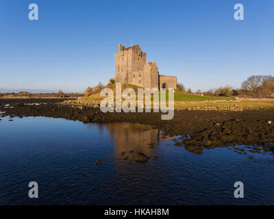 Aerial Dunguaire Castle Abendsonne, in der Nähe von Kinvarra im County Galway, Irland - wilden Atlantik Weg Route. Berühmten öffentlichen Sehenswürdigkeit in Irland Stockfoto