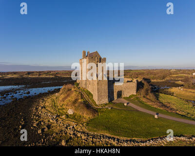 Aerial Dunguaire Castle Abendsonne, in der Nähe von Kinvarra im County Galway, Irland - wilden Atlantik Weg Route. Berühmten öffentlichen Sehenswürdigkeit in Irland Stockfoto