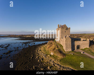 Aerial Dunguaire Castle Abendsonne, in der Nähe von Kinvarra im County Galway, Irland - wilden Atlantik Weg Route. Berühmten öffentlichen Sehenswürdigkeit in Irland Stockfoto