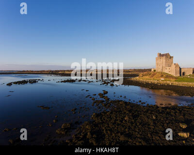 Aerial Dunguaire Castle Abendsonne, in der Nähe von Kinvarra im County Galway, Irland - wilden Atlantik Weg Route. Berühmten öffentlichen Sehenswürdigkeit in Irland Stockfoto