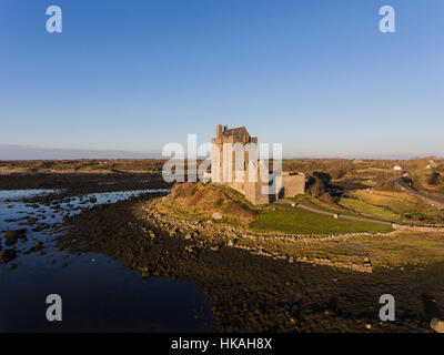 Aerial Dunguaire Castle Abendsonne, in der Nähe von Kinvarra im County Galway, Irland - wilden Atlantik Weg Route. Berühmten öffentlichen Sehenswürdigkeit in Irland Stockfoto