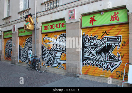 Street-Art am Metall Rolladen eines Ladens in Nantes (Frankreich). Stockfoto