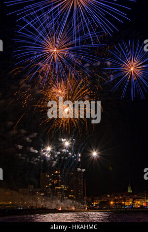 Interessante Feuerwerk über der kleinen Stadt in Spanien, Palamos Stockfoto