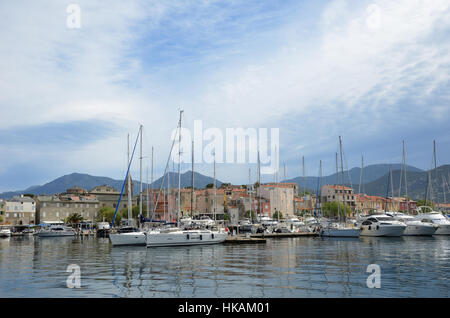 Saint-Florent ist ein Fischerhafen in der Nähe der Golf mit dem gleichen Namen. Heute ist es ein beliebter Urlaubsort für viele Touristen für eines der m Stockfoto