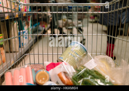 zeigen Sie aus dem Warenkorb an. Produkt in den Einkaufswagen. Stockfoto