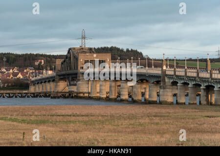 Kincardine swing Bridge über den Firth of Forth, Blick nach Norden, Fife, Schottland, Vereinigtes Königreich, Stockfoto