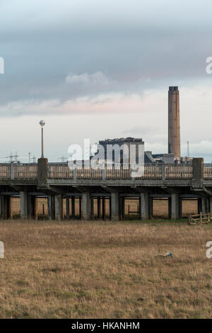 Blick zum Longannet Kraftwerk über Süd Ansatz Kincardine Bridge, Fife, Schottland, UK, Stockfoto