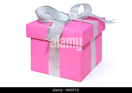 Ein rosa Valentinstag Geschenkbox mit einem Silberband, isoliert auf weiss. Stockfoto