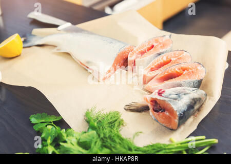 in Scheiben geschnittenen Lachs auf dem Tisch in der Küche Stockfoto