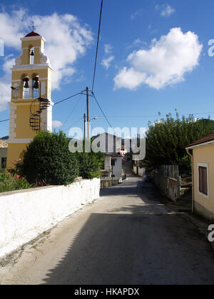 Hauptstraße durch Pagi Village, Korfu, Griechenland mit Glockenturm auf der linken Seite Stockfoto