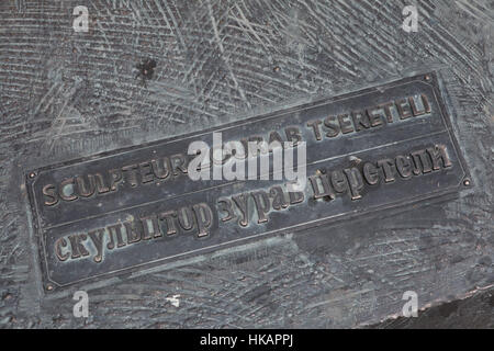 Unterschrift des umstrittenen georgisch-russischen Bildhauer Zurab Tsereteli auf seinem Denkmal, d ' Artagnan und die drei Musketiere (2011) vor der Kondom-Kathedrale im Kondom, Gers, Frankreich. Stockfoto