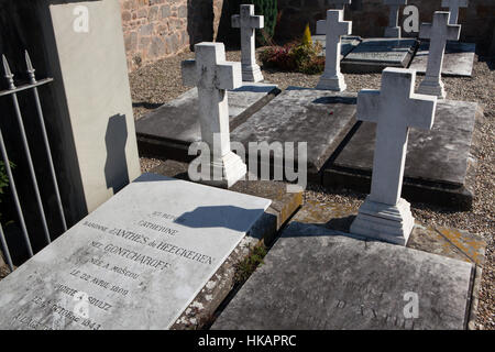 Gräber von Baron Georges-Charles de Heeckeren Anthes (zweite Reihe in der Mitte) und seine Frau Baronin Catherine de Heeckeren Anthes, geb. Gontcharoff (im Vordergrund links) auf dem Friedhof in Soultz-Haut-Rhin, Elsass, Frankreich. Trotz seiner späteren Karriere ist Baron Anthes (1812 – 1895) berühmt, weil er russischen Dichter Alexander Pushkin in einem Duell im Jahre 1837 getötet. Baroness Catherine Anthes (1809 – 1843) war eine Schwester von Puschkins Frau Natalia Nikolayevna Puschkin-Lanskaya, geb. Gontscharowa. Stockfoto