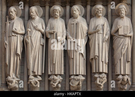 Apostel Paulus, St. James das große, St. Thomas, St. Philip, St. Judas Thaddäus und St Matthew der Evangelist (von links nach rechts). Neo-gotischen Statuen an der Hauptfassade der Kathedrale Notre-Dame (Notre-Dame de Paris) in Paris, Frankreich. Beschädigte gotische Statuen an der Hauptfassade wurden in den 1840er Jahren von französischen Architekten Eugene Viollet-le-Duc und Jean-Baptiste Lassus restauriert. Stockfoto