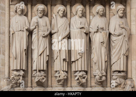 Apostel Bartholomäus, St. Simon der Zelot, St James weniger, St. Andrew, St. Johannes der Evangelist und St. Peter (von links nach rechts). Neo-gotischen Statuen an der Hauptfassade der Kathedrale Notre-Dame (Notre-Dame de Paris) in Paris, Frankreich. Beschädigte gotische Statuen an der Hauptfassade wurden in den 1840er Jahren von französischen Architekten Eugene Viollet-le-Duc und Jean-Baptiste Lassus restauriert. Stockfoto