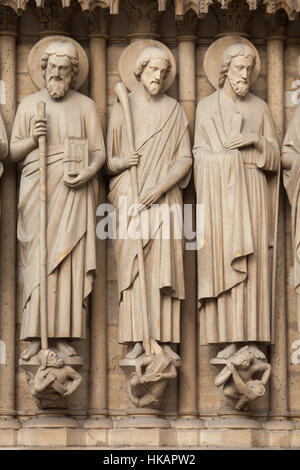 Apostel St. Simon der Zelot, St James weniger und St. Andrew (von links nach rechts). Neo-gotischen Statuen an der Hauptfassade der Kathedrale Notre-Dame (Notre-Dame de Paris) in Paris, Frankreich. Beschädigte gotische Statuen an der Hauptfassade wurden in den 1840er Jahren von französischen Architekten Eugene Viollet-le-Duc und Jean-Baptiste Lassus restauriert. Stockfoto