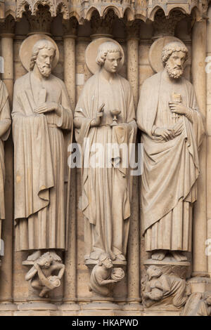 Apostel St. Andrew, St. Johannes der Evangelist und St. Peter (von links nach rechts). Neo-gotischen Statuen an der Hauptfassade der Kathedrale Notre-Dame (Notre-Dame de Paris) in Paris, Frankreich. Beschädigte gotische Statuen an der Hauptfassade wurden in den 1840er Jahren von französischen Architekten Eugene Viollet-le-Duc und Jean-Baptiste Lassus restauriert. Stockfoto