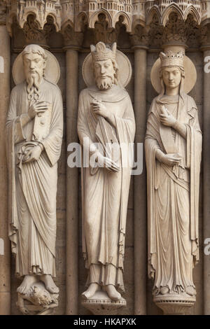 Saint Paul der Apostel, König David und Bathseba (von links nach rechts). Neo-gotischen Statuen an der Hauptfassade der Kathedrale Notre-Dame (Notre-Dame de Paris) in Paris, Frankreich. Beschädigte gotische Statuen an der Hauptfassade wurden in den 1840er Jahren von französischen Architekten Eugene Viollet-le-Duc und Jean-Baptiste Lassus restauriert. Stockfoto