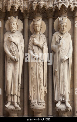 König David Batseba und ein nicht identifizierter König (von links nach rechts). Neo-gotischen Statuen an der Hauptfassade der Kathedrale Notre-Dame (Notre-Dame de Paris) in Paris, Frankreich. Beschädigte gotische Statuen an der Hauptfassade wurden in den 1840er Jahren von französischen Architekten Eugene Viollet-le-Duc und Jean-Baptiste Lassus restauriert. Stockfoto