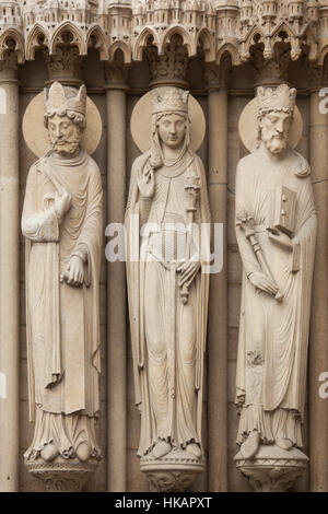 König Salomo, der Königin von Saba und ein nicht identifizierter König (von rechts nach links). Neo-gotischen Statuen an der Hauptfassade der Kathedrale Notre-Dame (Notre-Dame de Paris) in Paris, Frankreich. Beschädigte gotische Statuen an der Hauptfassade wurden in den 1840er Jahren von französischen Architekten Eugene Viollet-le-Duc und Jean-Baptiste Lassus restauriert. Stockfoto