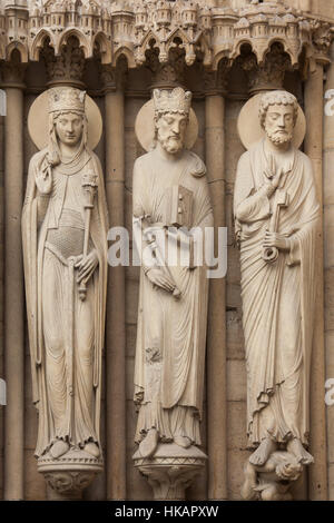 Königin von Saba, König Solomon und Saint Peter den Apostel (von links nach rechts). Neo-gotischen Statuen an der Hauptfassade der Kathedrale Notre-Dame (Notre-Dame de Paris) in Paris, Frankreich. Beschädigte gotische Statuen an der Hauptfassade wurden in den 1840er Jahren von französischen Architekten Eugene Viollet-le-Duc und Jean-Baptiste Lassus restauriert. Stockfoto