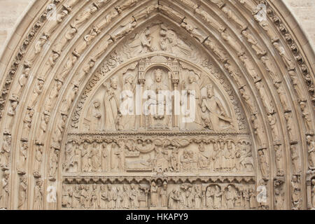 Neo-gotische Tympanon des Sankt-Anna-Portal an der Hauptfassade der Kathedrale Notre-Dame (Notre-Dame de Paris) in Paris, Frankreich. Das beschädigte gotische Portal wurde vom französischen Architekten Eugene Viollet-le-Duc und Jean-Baptiste Lassus in den 1840er Jahren restauriert. Stockfoto