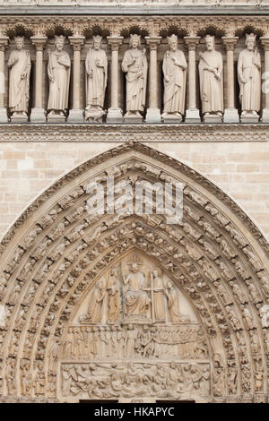 Neo-gotischen Statuen der Könige und das Tympanon des Portals des jüngsten Gerichts an der Hauptfassade der Kathedrale Notre-Dame (Notre-Dame de Paris) in Paris, Frankreich. Die beschädigte gotische Portal und Statuen wurden in den 1840er Jahren von französischen Architekten Eugene Viollet-le-Duc und Jean-Baptiste Lassus restauriert. Stockfoto
