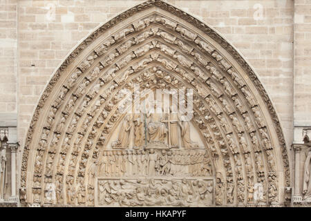 Jüngsten Gericht. Neo-gotische Tympanon des Portals des jüngsten Gerichts an der Hauptfassade der Kathedrale Notre-Dame (Notre-Dame de Paris) in Paris, Frankreich. Das beschädigte gotische Portal wurde vom französischen Architekten Eugene Viollet-le-Duc und Jean-Baptiste Lassus in den 1840er Jahren restauriert. Stockfoto