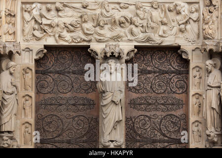 Auferstehung der Toten und Jesus Christus. Detail des Neo-gotischen Portals des jüngsten Gerichts an der Hauptfassade der Kathedrale Notre-Dame (Notre-Dame de Paris) in Paris, Frankreich. Das beschädigte gotische Portal wurde vom französischen Architekten Eugene Viollet-le-Duc und Jean-Baptiste Lassus in den 1840er Jahren restauriert. Stockfoto