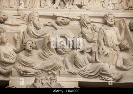 Auferstehung der Toten. Detail das Neo-gotische Tympanon des Portals des jüngsten Gerichts an der Hauptfassade der Kathedrale Notre-Dame (Notre-Dame de Paris) in Paris, Frankreich. Das beschädigte gotische Portal wurde vom französischen Architekten Eugene Viollet-le-Duc und Jean-Baptiste Lassus in den 1840er Jahren restauriert. Stockfoto