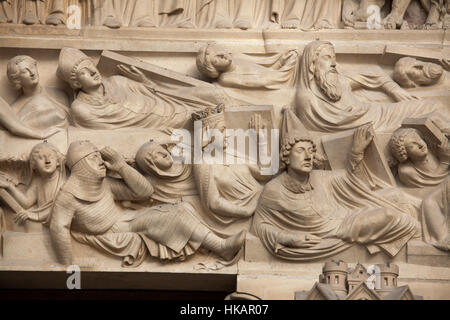 Auferstehung der Toten. Detail das Neo-gotische Tympanon des Portals des jüngsten Gerichts an der Hauptfassade der Kathedrale Notre-Dame (Notre-Dame de Paris) in Paris, Frankreich. Das beschädigte gotische Portal wurde vom französischen Architekten Eugene Viollet-le-Duc und Jean-Baptiste Lassus in den 1840er Jahren restauriert. Stockfoto