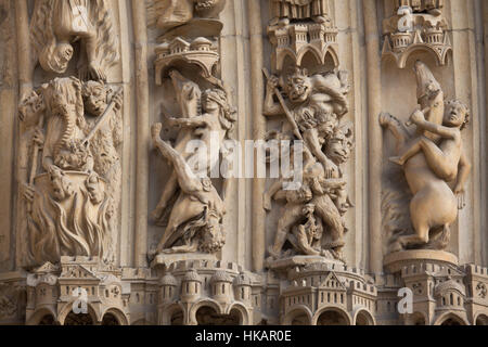 Qualen der Verdammten. Detail des Neo-gotischen Portals des jüngsten Gerichts an der Hauptfassade der Kathedrale Notre-Dame (Notre-Dame de Paris) in Paris, Frankreich. Das beschädigte gotische Portal wurde vom französischen Architekten Eugene Viollet-le-Duc und Jean-Baptiste Lassus in den 1840er Jahren restauriert. Stockfoto