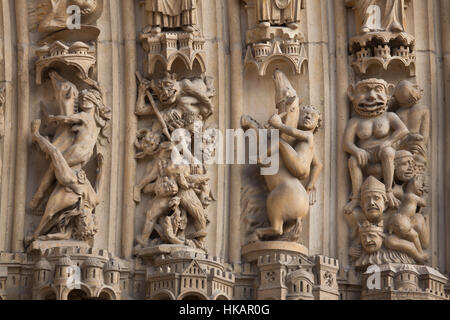 Qualen der Verdammten. Detail des Neo-gotischen Portals des jüngsten Gerichts an der Hauptfassade der Kathedrale Notre-Dame (Notre-Dame de Paris) in Paris, Frankreich. Das beschädigte gotische Portal wurde vom französischen Architekten Eugene Viollet-le-Duc und Jean-Baptiste Lassus in den 1840er Jahren restauriert. Stockfoto