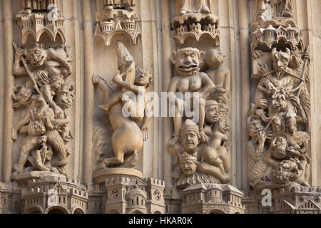 Qualen der Verdammten. Detail des Neo-gotischen Portals des jüngsten Gerichts an der Hauptfassade der Kathedrale Notre-Dame (Notre-Dame de Paris) in Paris, Frankreich. Das beschädigte gotische Portal wurde vom französischen Architekten Eugene Viollet-le-Duc und Jean-Baptiste Lassus in den 1840er Jahren restauriert. Stockfoto