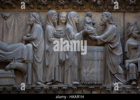 Darstellung Jesu im Tempel. Detail das gotische Tympanon von ca. 1250 auf der nördlichen Fassade der Kathedrale Notre-Dame (Notre-Dame de Paris) in Paris, Frankreich. Stockfoto