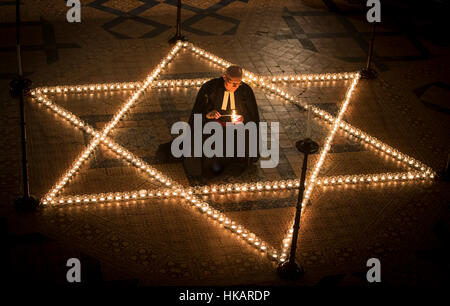 Canon Kanzler Christopher Collingwood hilft Licht 600 Kerzen in der Form der Davidstern zum Holocaust-Gedenktag am York Minster, York Gedenken an. Stockfoto