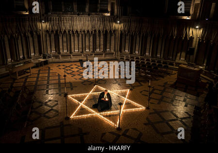 Canon Kanzler Christopher Collingwood hilft Licht 600 Kerzen in der Form der Davidstern zum Holocaust-Gedenktag am York Minster, York Gedenken an. Stockfoto