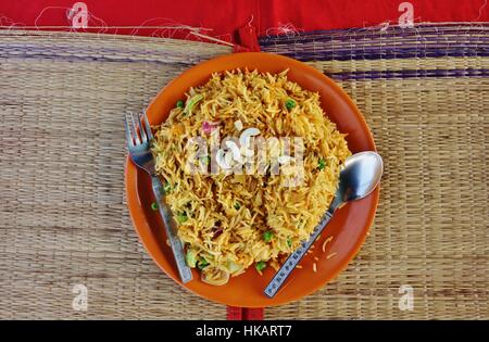 Ein Teller mit vegetarischen Reis Biryani mit Cashew-Kerne an der Spitze Stockfoto