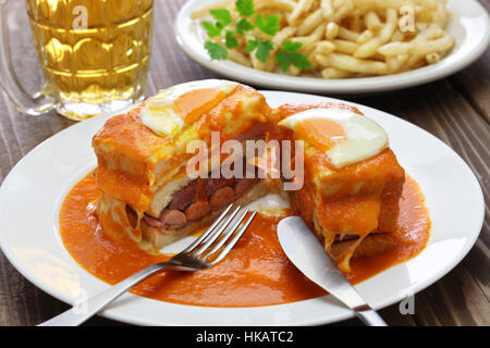 hausgemachte Francesinha, portugiesische Sandwich und Pommes frites Stockfoto