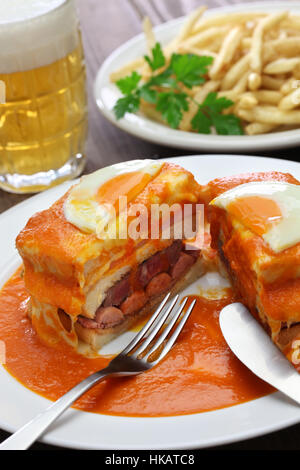 hausgemachte Francesinha, portugiesische Sandwich und Pommes frites Stockfoto