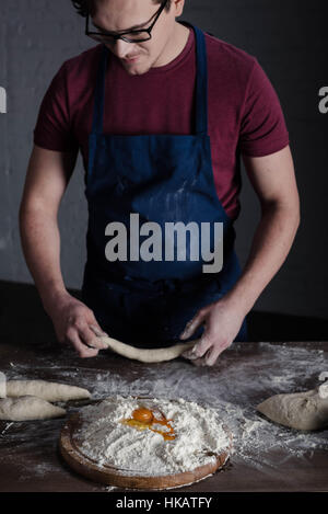 Baker kneten Teig Stockfoto