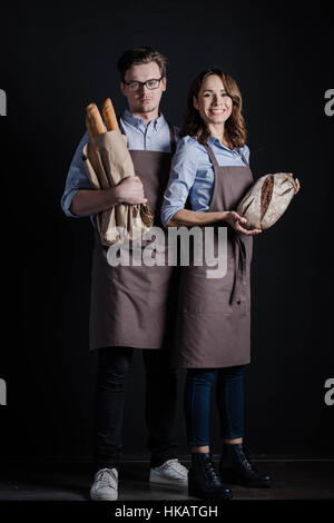 Bäcker mit Brot Stockfoto