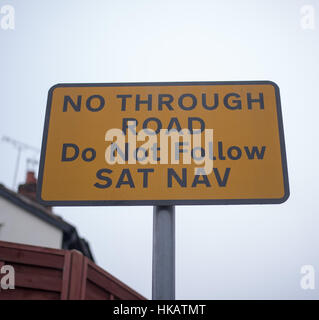 Nicht durch Straße, folgen Sie nicht Navi Schild, UK urbane Straße Stockfoto