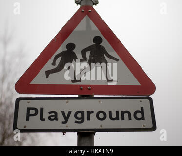 Dreieckige Spielplatz Warnschild UK urban Road Sign Stockfoto