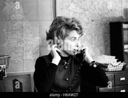 Caroline Benn (Caroline DeCamp Middleton), Ehefrau von Tony Benn, gezeigt hier arbeiten in Tonys Büro im Jahr 1963. Stockfoto