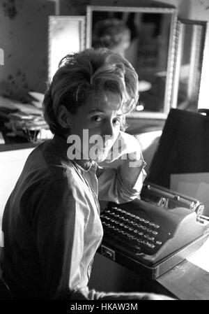 Caroline Benn (Caroline DeCamp Middleton), Ehefrau von Tony Benn, hier zu Hause mit einer Reiseschreibmaschine dient als ein home-Office, 1963. Stockfoto