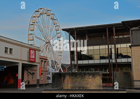 Riesenrad, Fahrgeschäft auf Pkw-Typ, in Anker Road, Harbourside Bristol in Großbritannien zu sehen. Stockfoto